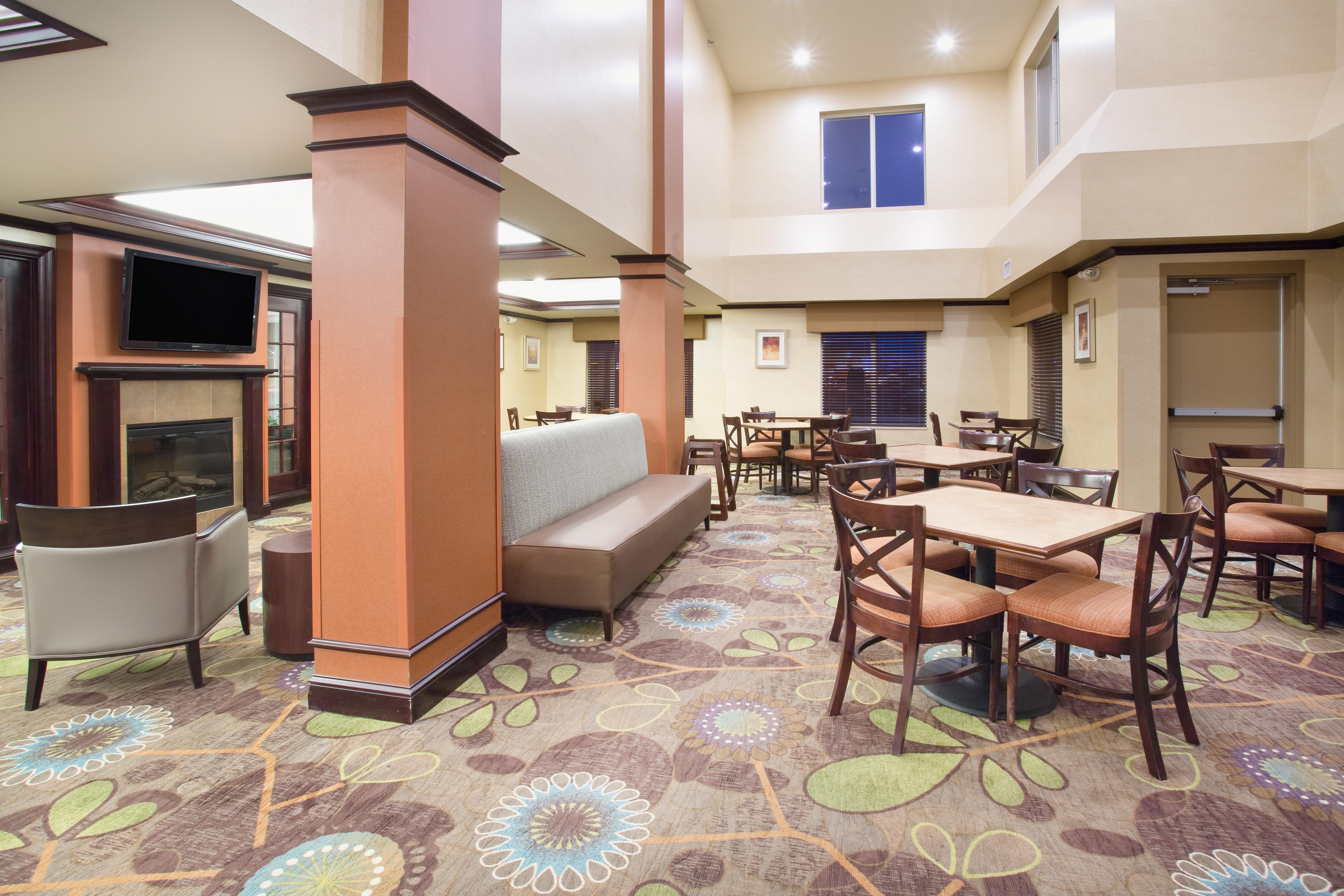 Holiday Inn Express Hotel & Suites Minot South By Ihg Exterior photo